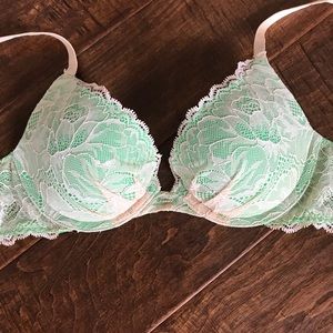 Victoria’s Secret very sexy plunge lace bra 34b